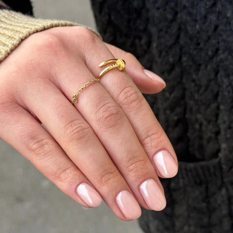 Beauté à la Française pour les Ongles : Le Guide Chic des Touristes à Paris