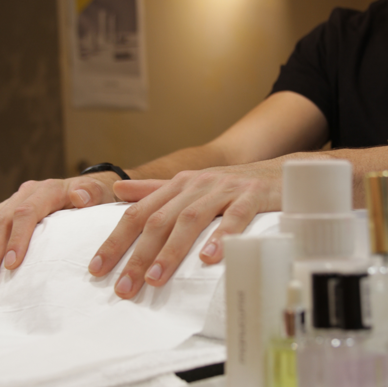 Le guide du gentleman moderne pour les manucures et pédicures masculines à Paris